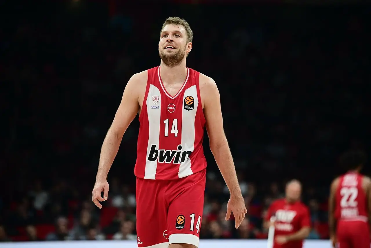 Olympiacos - Vezenkov