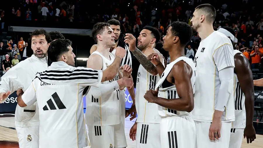 Hezonjia, Lyles e compagni dopo la vittoria alla Roig Arena