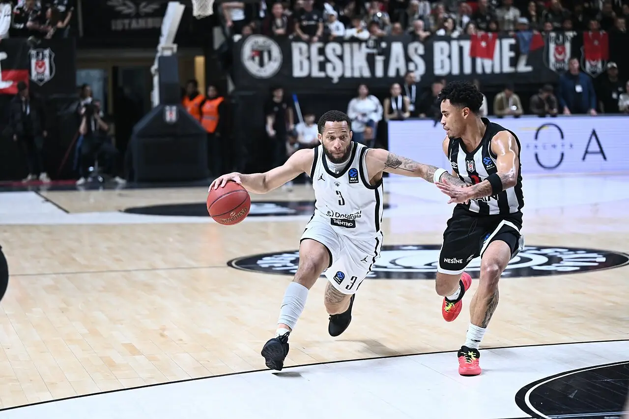 Jones attacca l'area