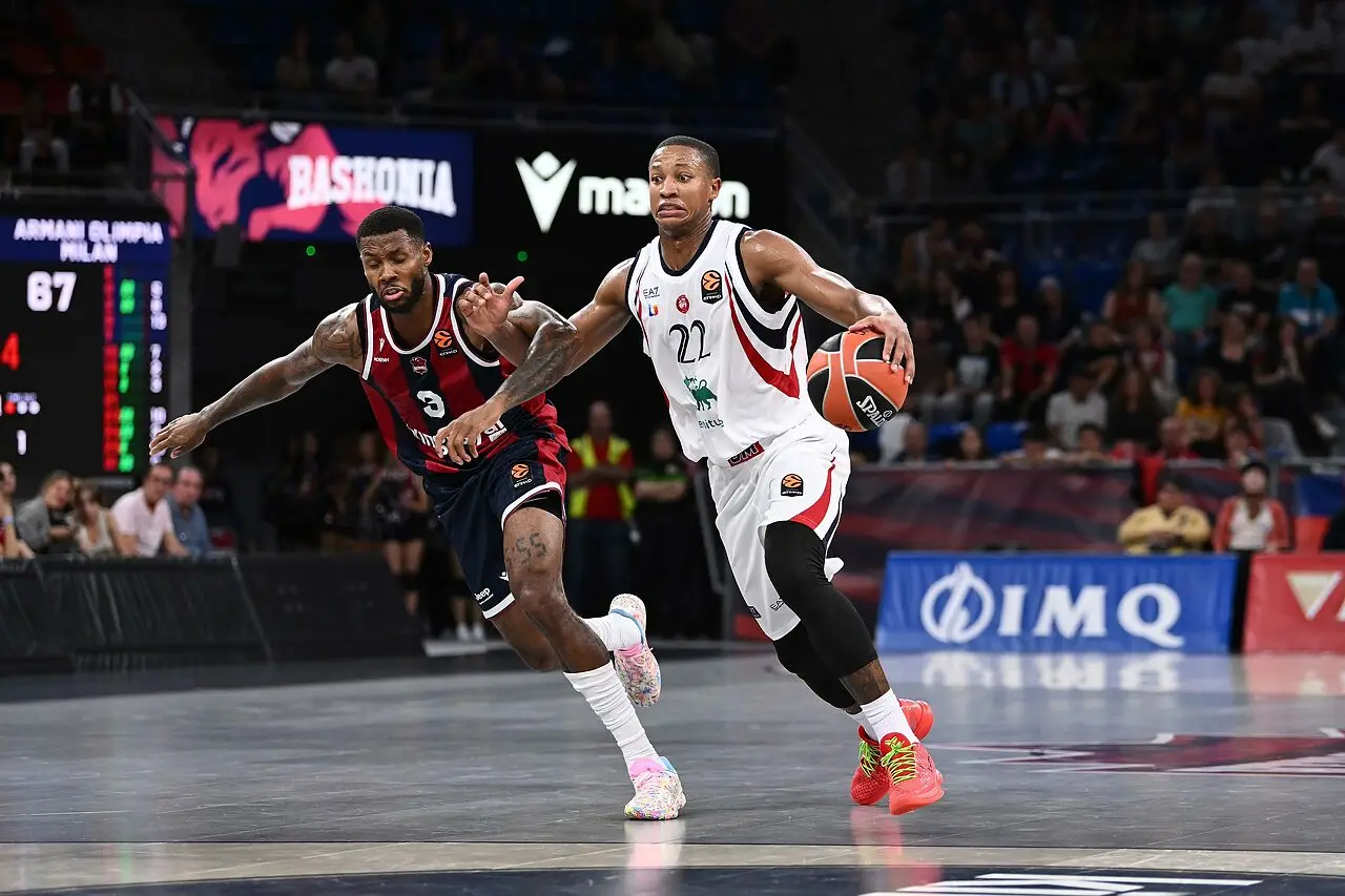 Devon Hall in azione contro il Baskonia