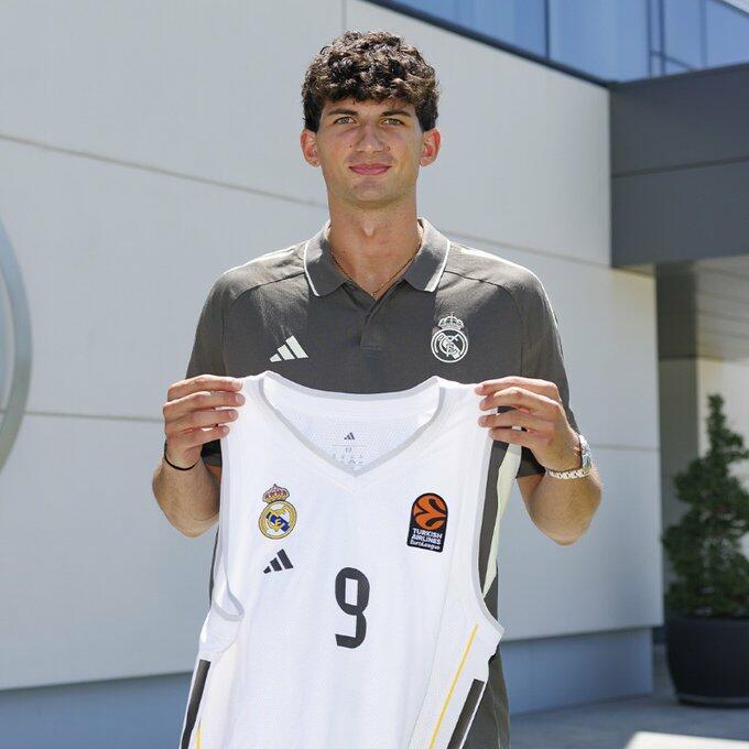 Procida posa con la maglia del Real