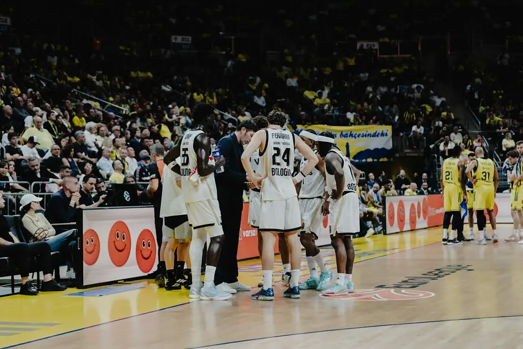 Alex Mumbrù a confronto con i suoi giocatori in un time out