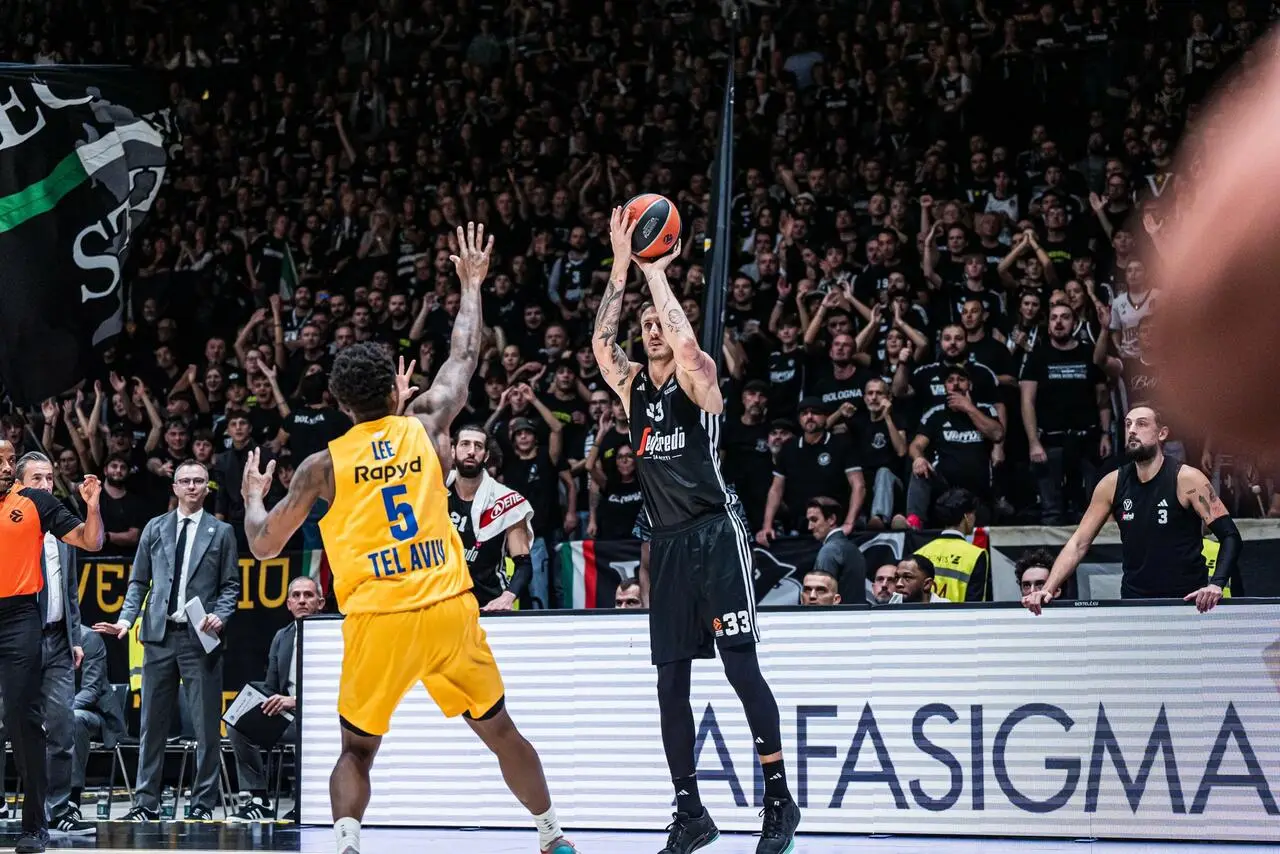 Polonara tira da lontano contro il Maccabi