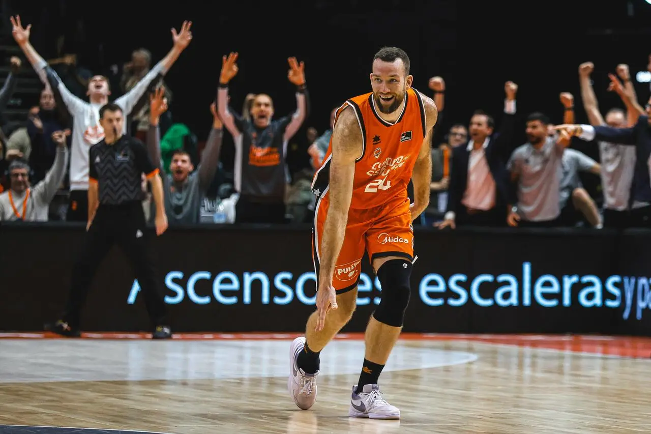 L'esultanza di Costello, Valencia dopo la tripla dell'85-84 contro il Real