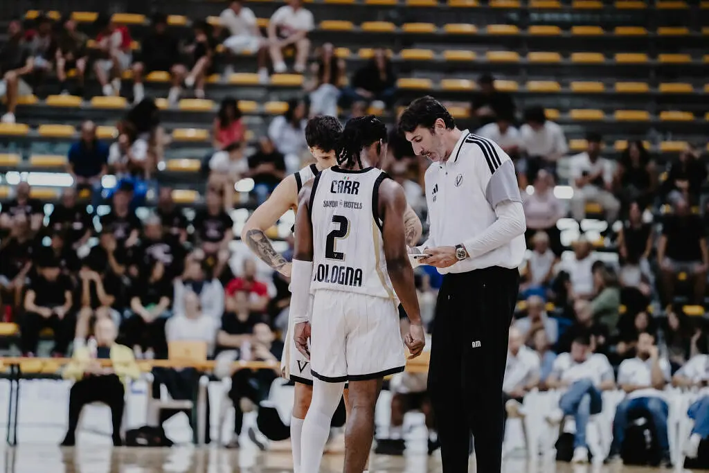 Alex Mumbrù dà indicazioni a Carr in amichevole