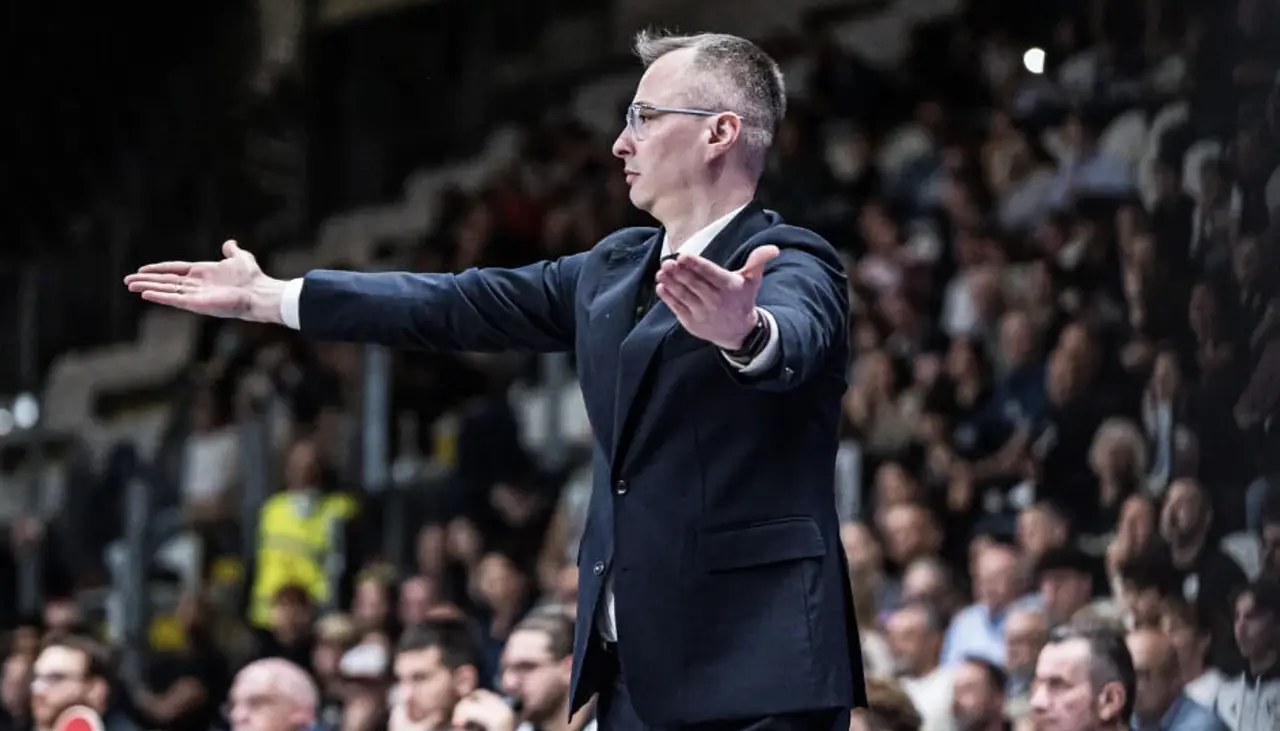 Nenad Jakovljevic dà indicazioni ai suoi