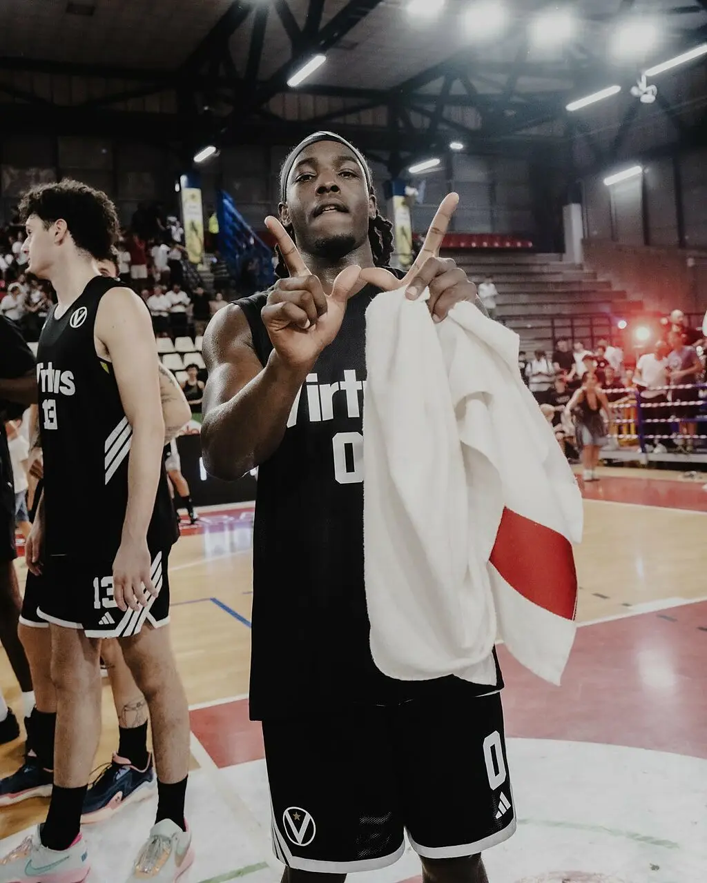 Rasheed Bello celebra una vittoria della Virtus
