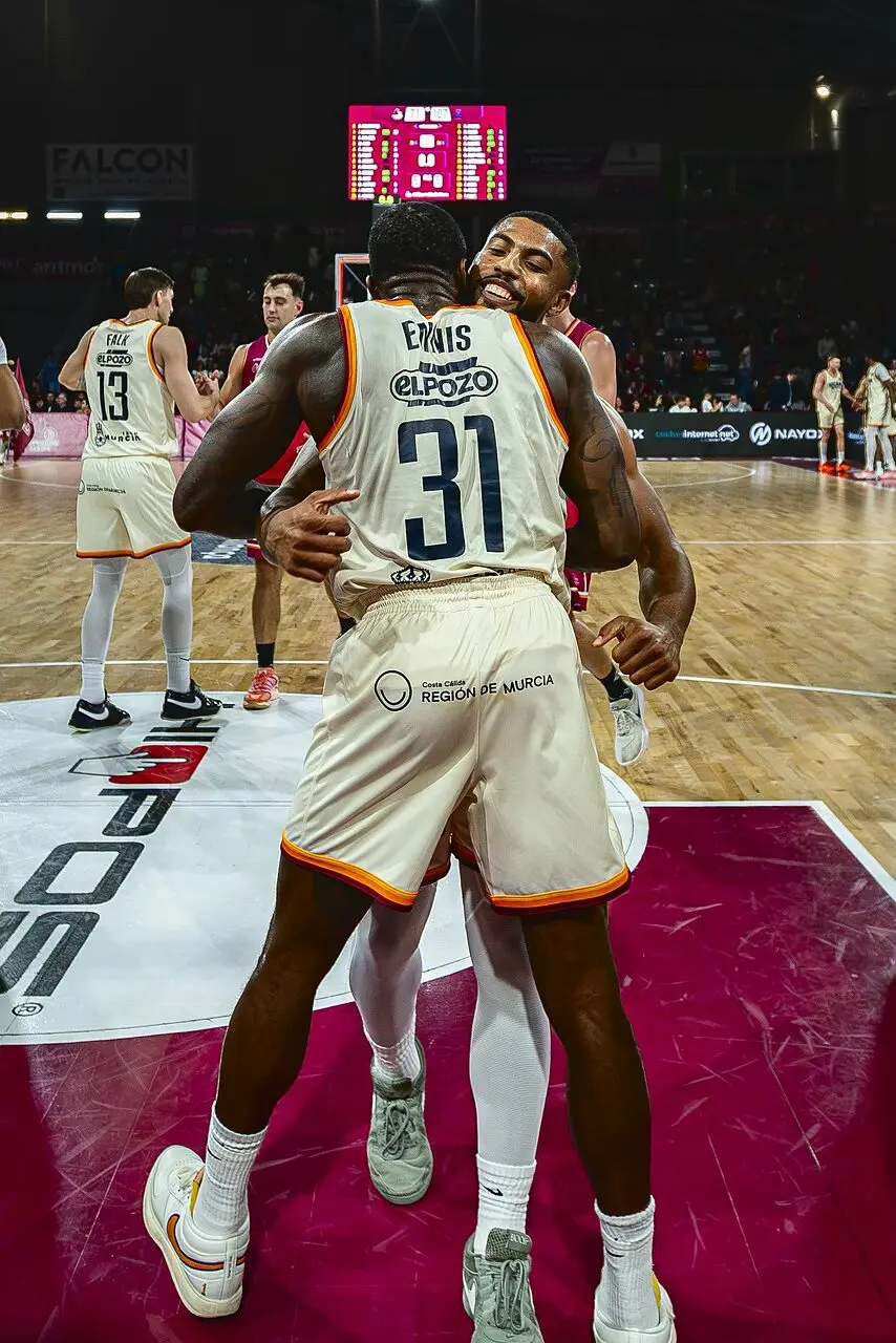 Ennis abbraccia DeJulius