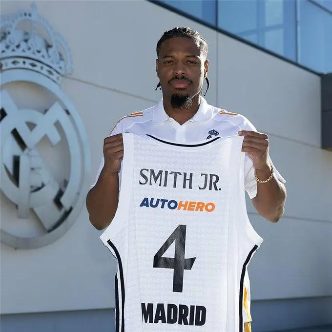 Dennis Smith JR con la nuova maglia del Real Madrid