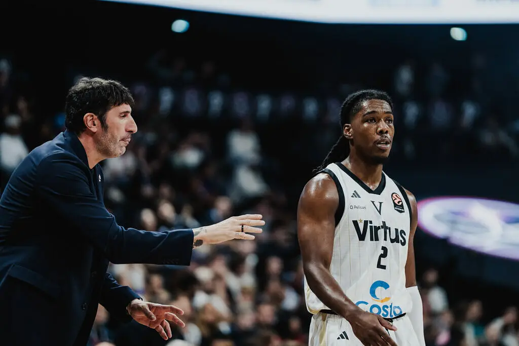 Alex Mumbrù fornisce indicazioni alla sua Virtus