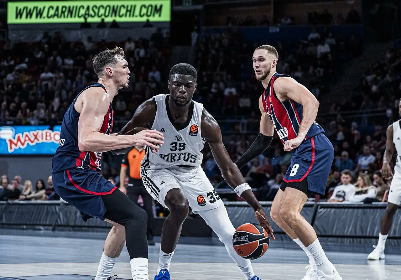 Momo Diouf in azione contro il Baskonia