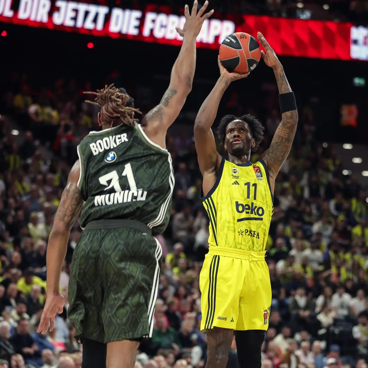 Hayes-Davis al tiro contro Booker