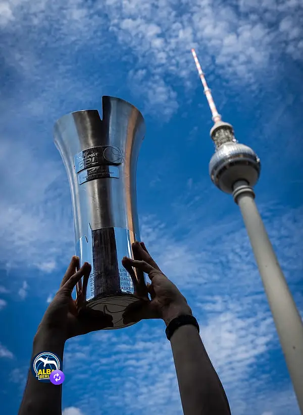 l'Alba Berlino festeggia sotto il simbolo di Berlino