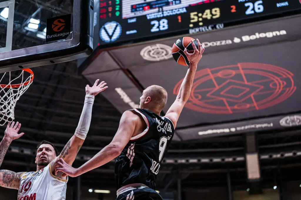 Alen Smailagic in azione contro Monaco in Eurolega