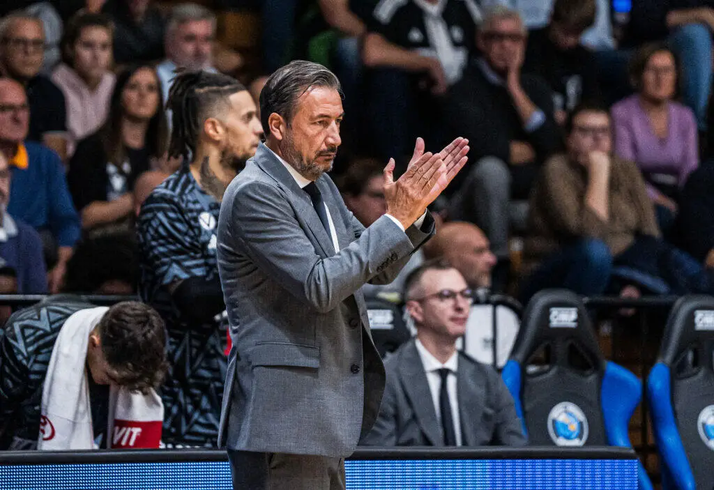 Luca Banchi applaude i giocatori