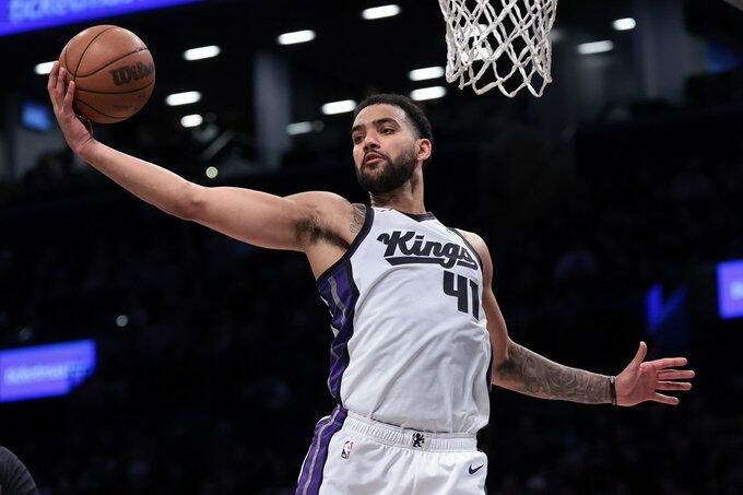 Lyles a rimbalzo in maglia Kings