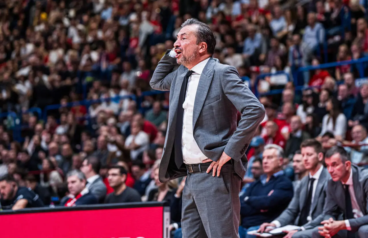 Luca Banchi richiama i suoi giocatori