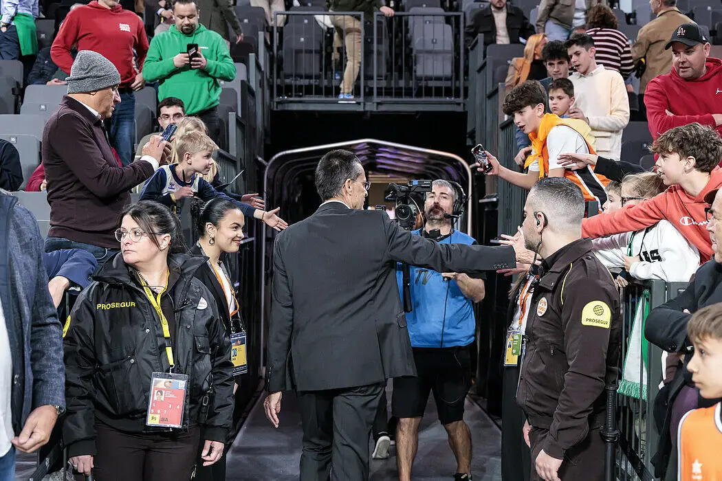 Coach Martinez saluta i tifosi dopo la W sulla Joventut