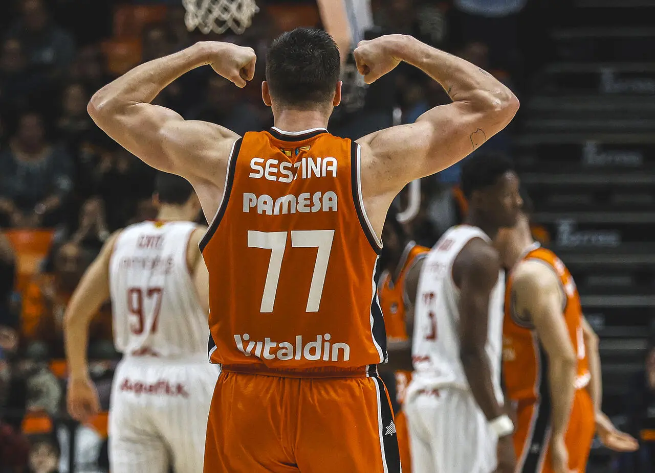 Sestina fa vedere i muscoli