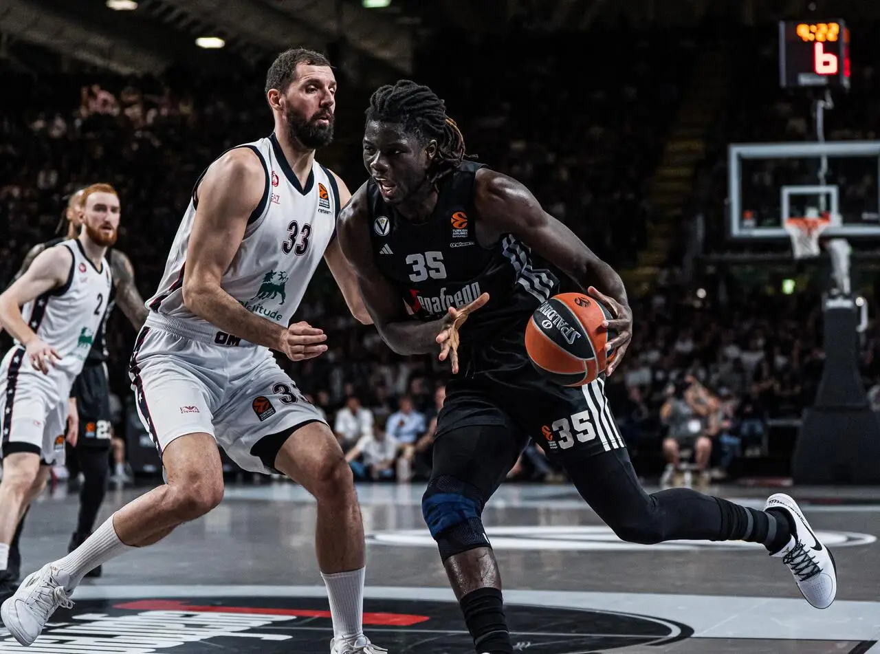 Momo Diouf in azione contro Mirotic