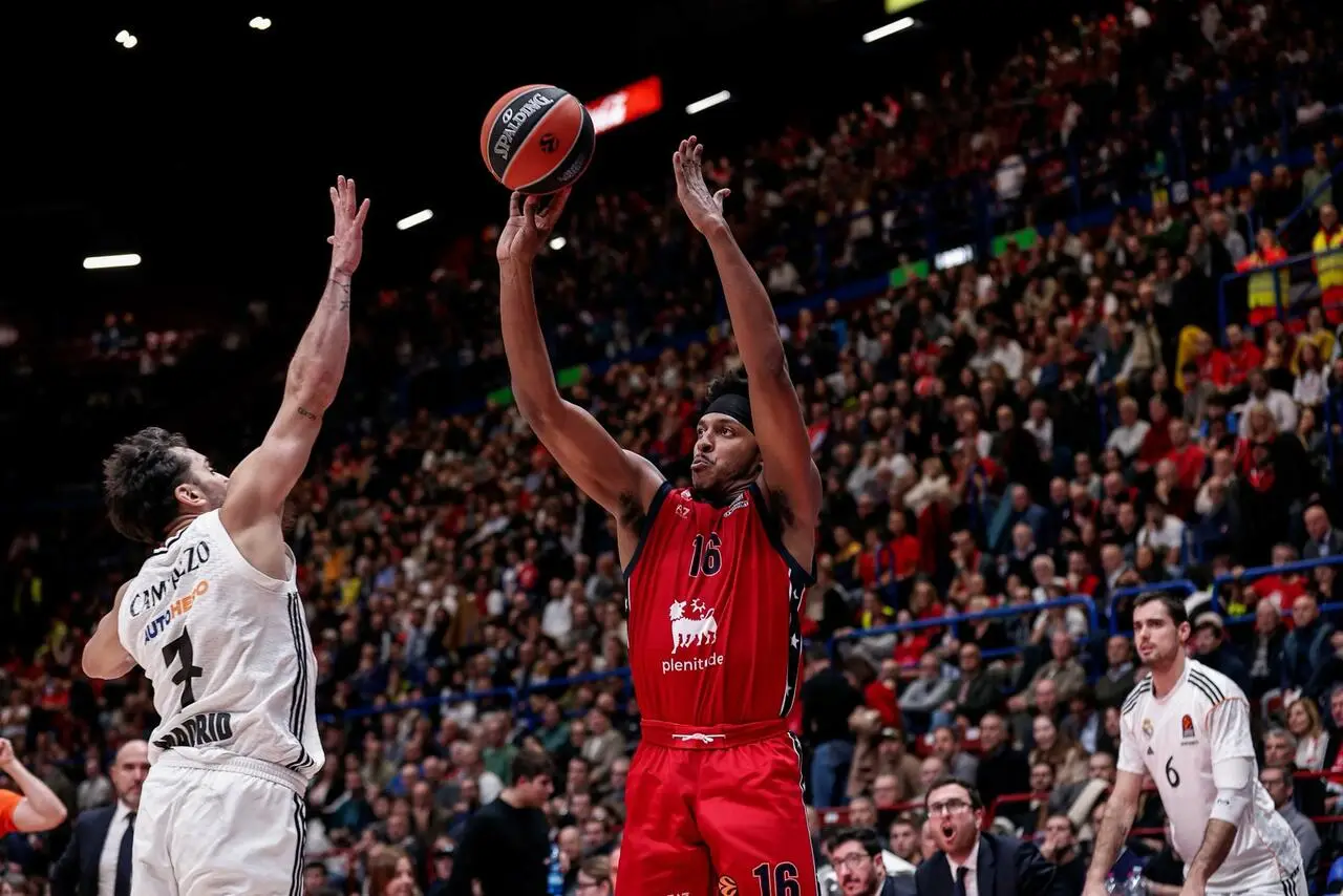 Zach LeDay tira contro il Real Madrid