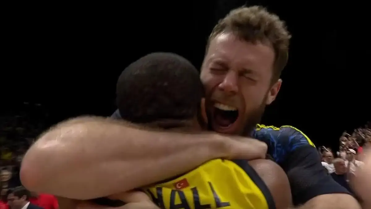 Nicolò Melli e Devon Hall