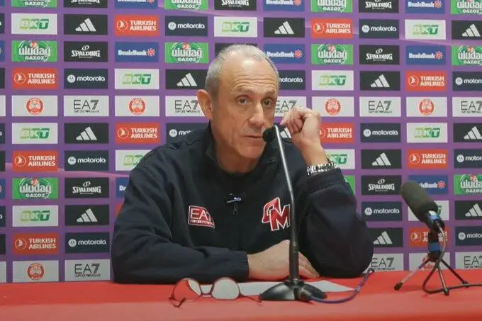 Ettore Messina in sala stampa dopo la sconfitta con l'Olympiacos