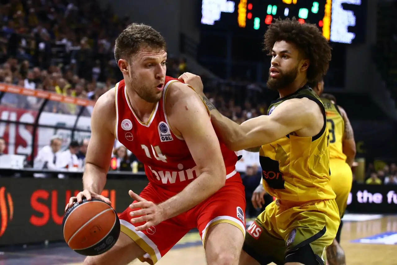 Vezenkov contro Hale, AEK in gara2