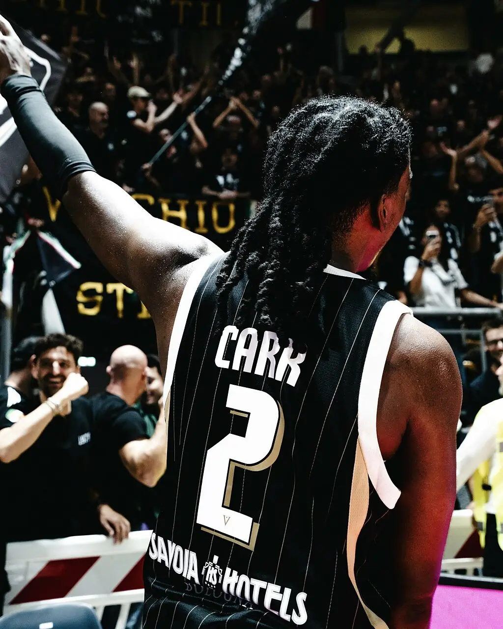 Marcus Carr saluta i tifosi della Virtus