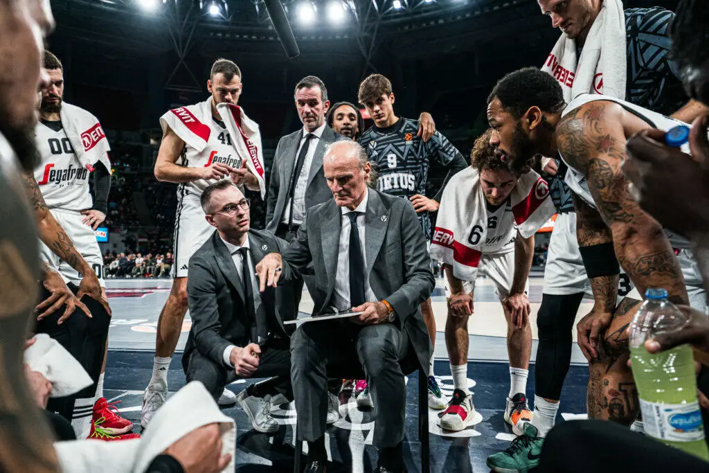 Dusko Ivanovic durante il timeout sulla panchina Virtus
