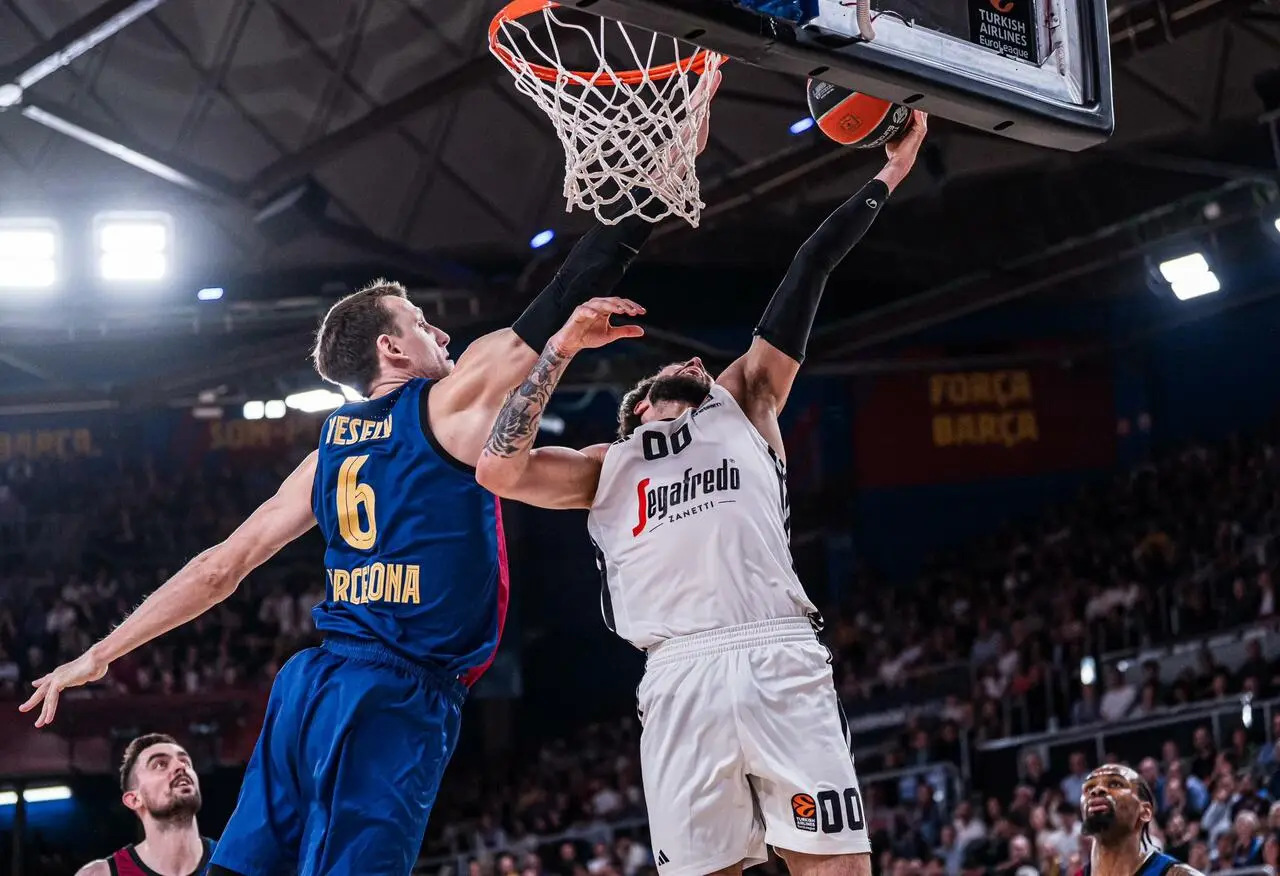 Isaia Cordinier in azione contro Vesely