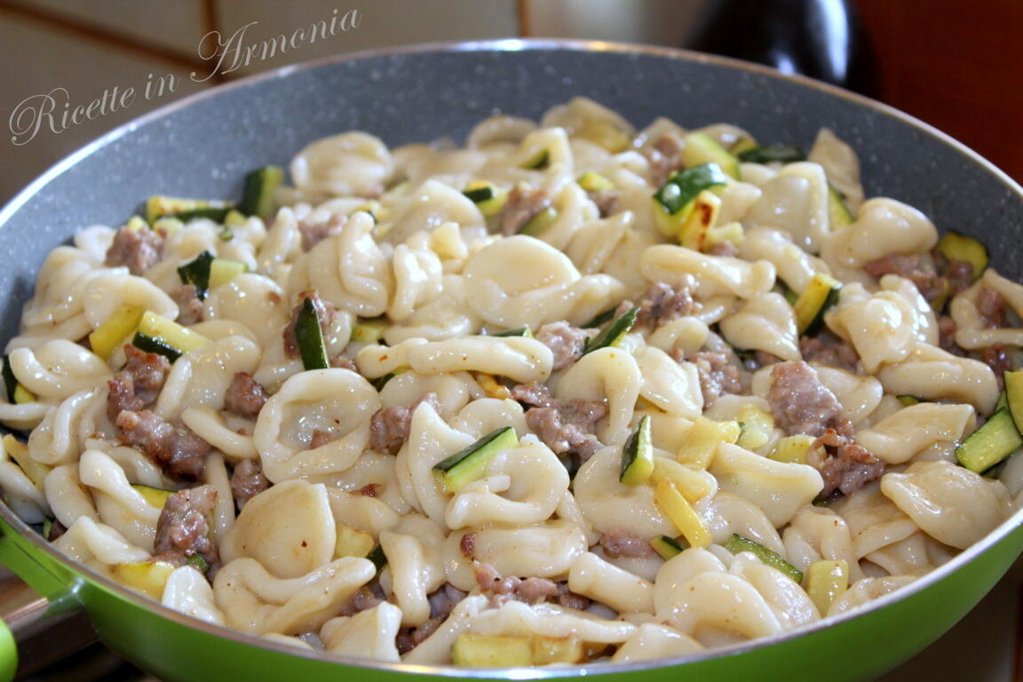 orecchiette pugliesi salsiccia e zucchine