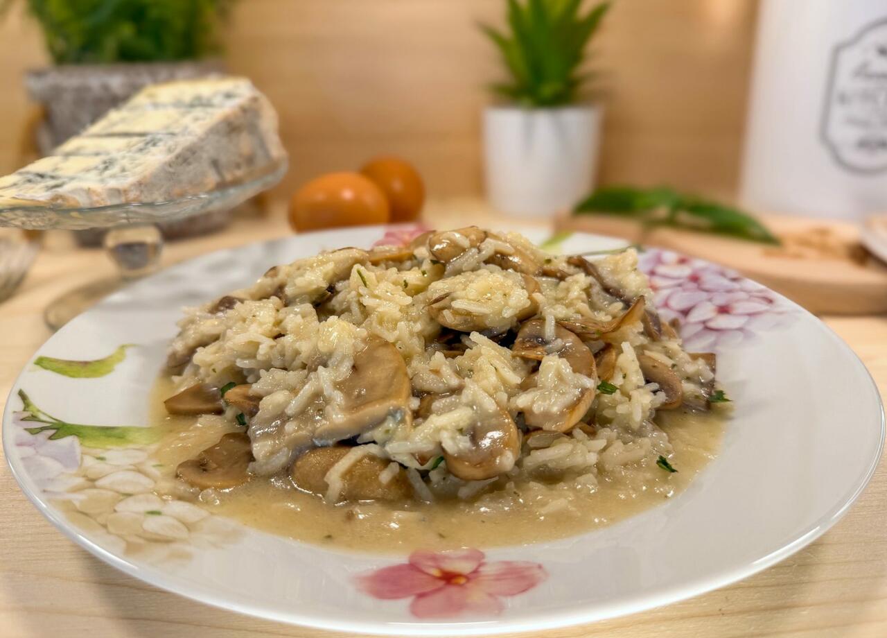 risotto gorgonzola e funghi in un piatto bianco