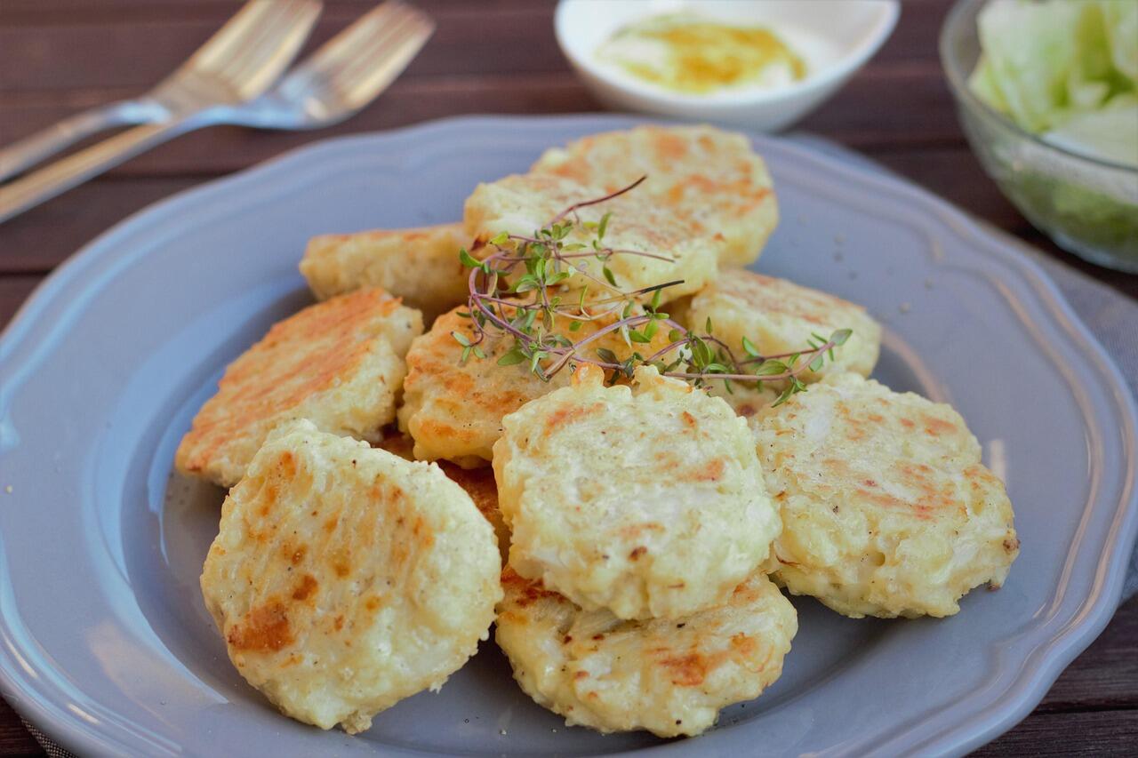 frittelle di cavolfiore impanate su un piatto viola