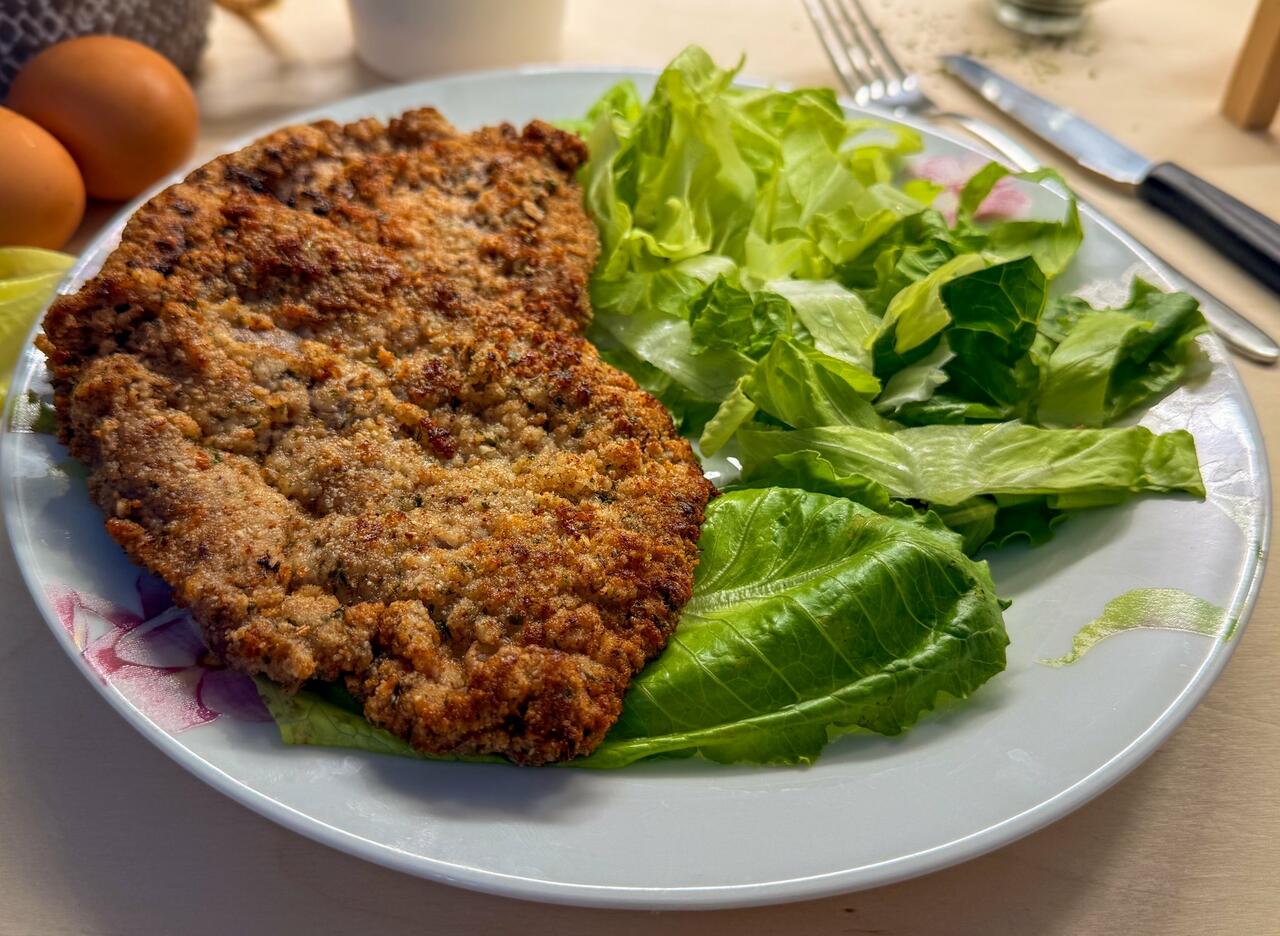 cotolette di manzo chetogeniche in un piatto con lattuga