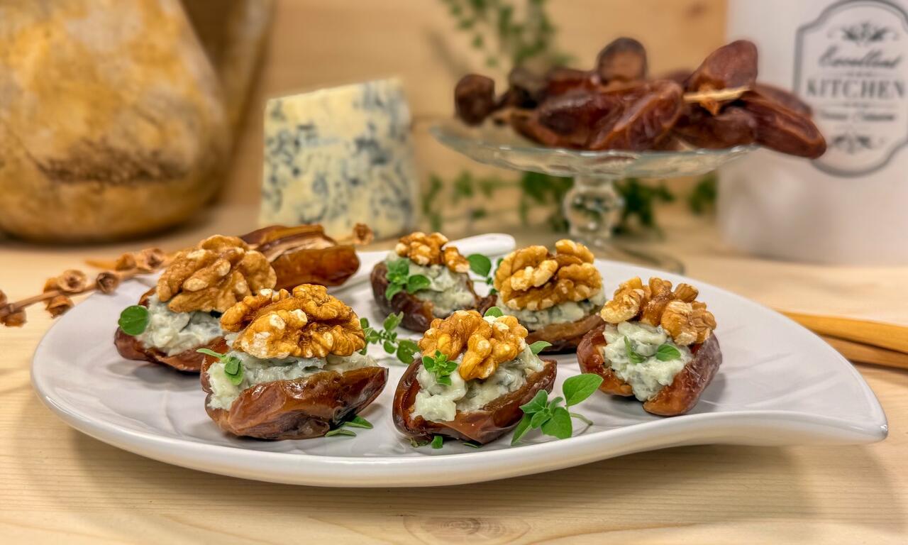 datteri noci e gorgonzola su piatto da portata