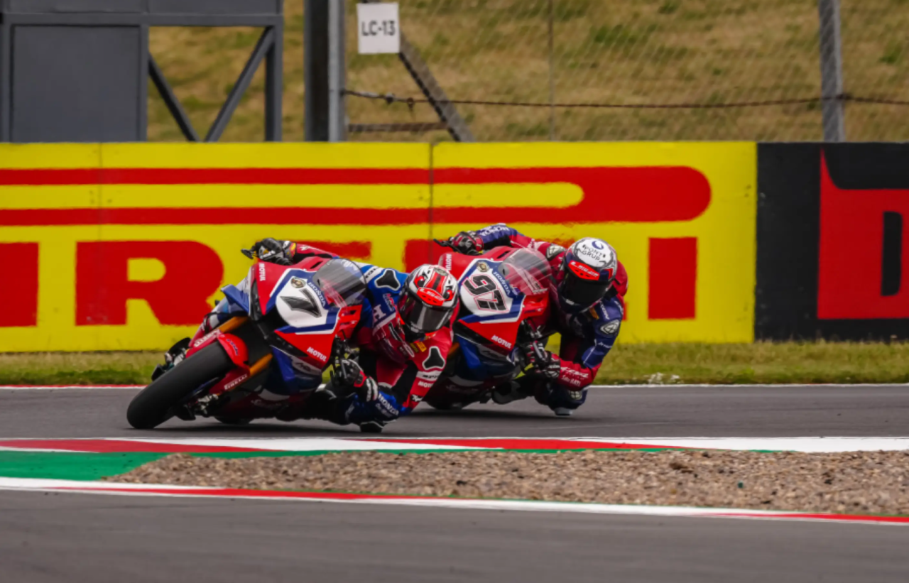 Iker Lecuona e Xavi Vierge in azione a Donington Park