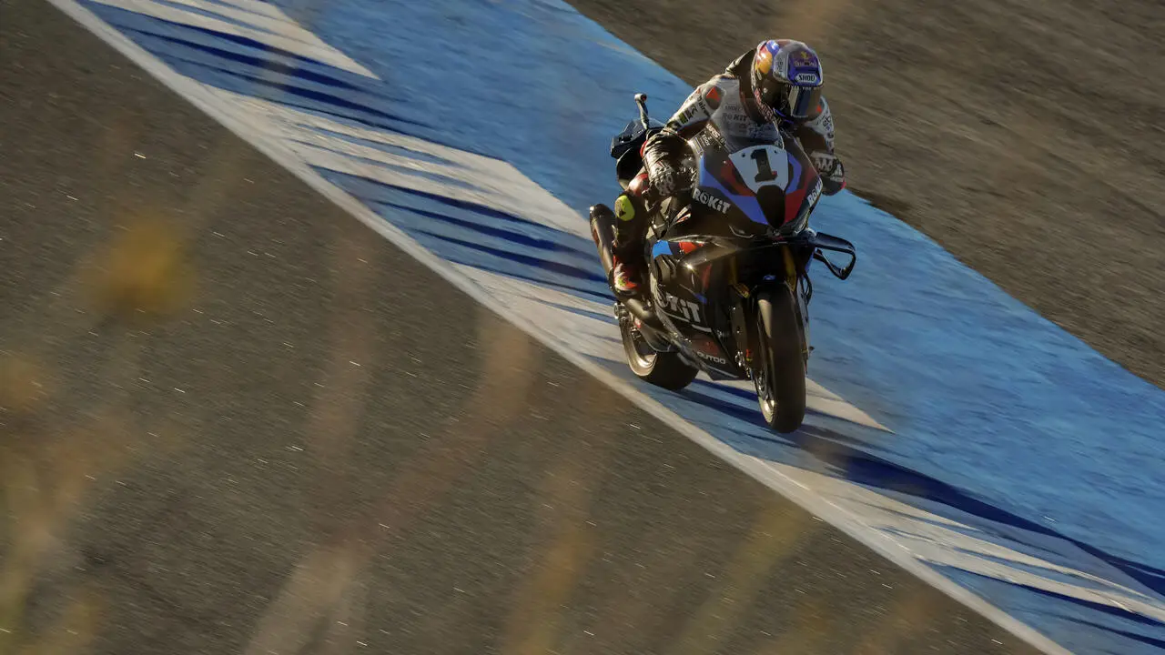 Il pilota turco vince gara 1 nonostante la brutta partenza e allunga in campionato su Bulega