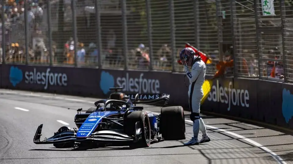 Alex Albon fuori dalla sua vettura dopo l'incidente nelle FP1. Credits: F1 Official website