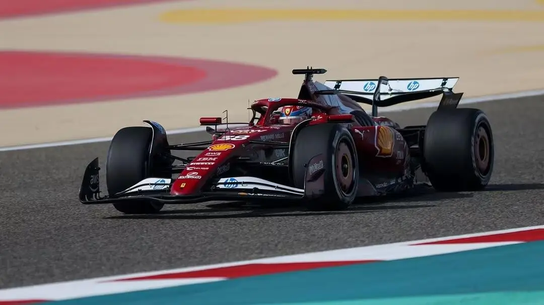 Dino Beganovic in pista con Ferrari durante FP1 Bahrain GP F1 2025