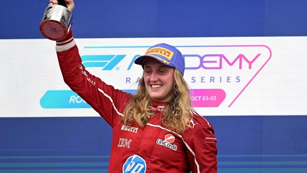 Maya Weug sul podio dopo vittoria gara 2 singapore F1 Academy 2025