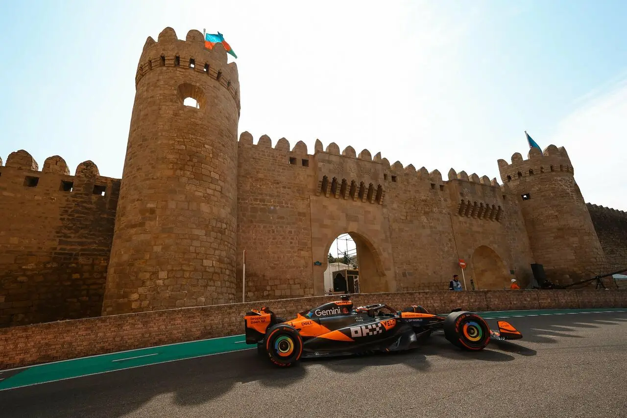 La squadra inglese in difficoltà nella prima giornata di prove libere, tra affidabilità ed errori dei piloti