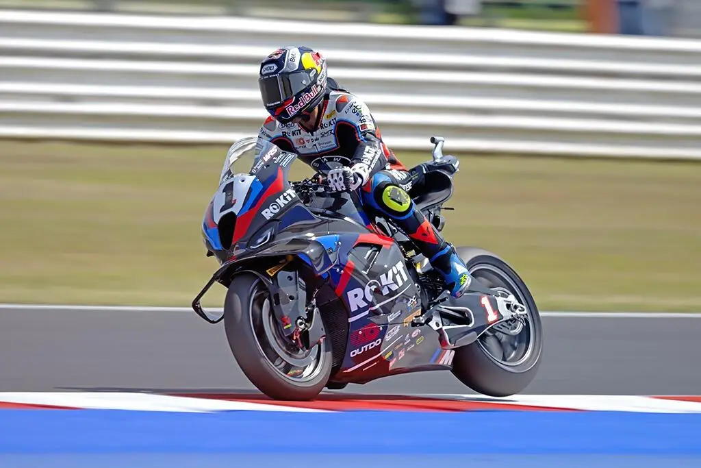 Il pilota turco vince la gara, davanti a Alex Lowes e Andrea Locatelli. Disastro per Bulega, centrato da Alex Bassani