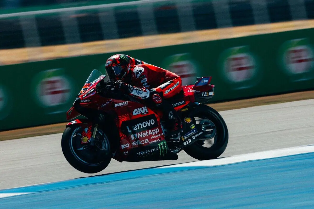 Pecco Bagnaia conclude il venerdì in tredicesima posizione, tra errori e difficoltà