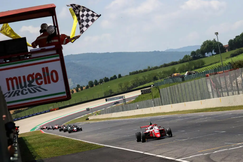 Freddie Slater taglia il traguardo da vincitore al Mugello nell'Italian F4 2024
