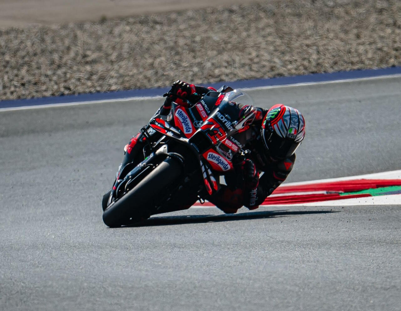 Il pilota italiano non sfrutta la partenza dalla pole position e chiude in quarta posizione