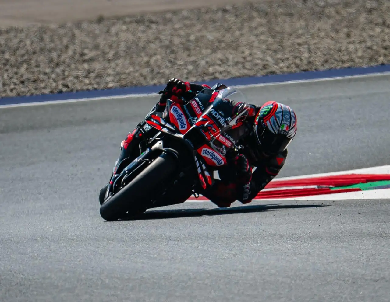 Il pilota italiano non sfrutta la partenza dalla pole position e chiude in quarta posizione