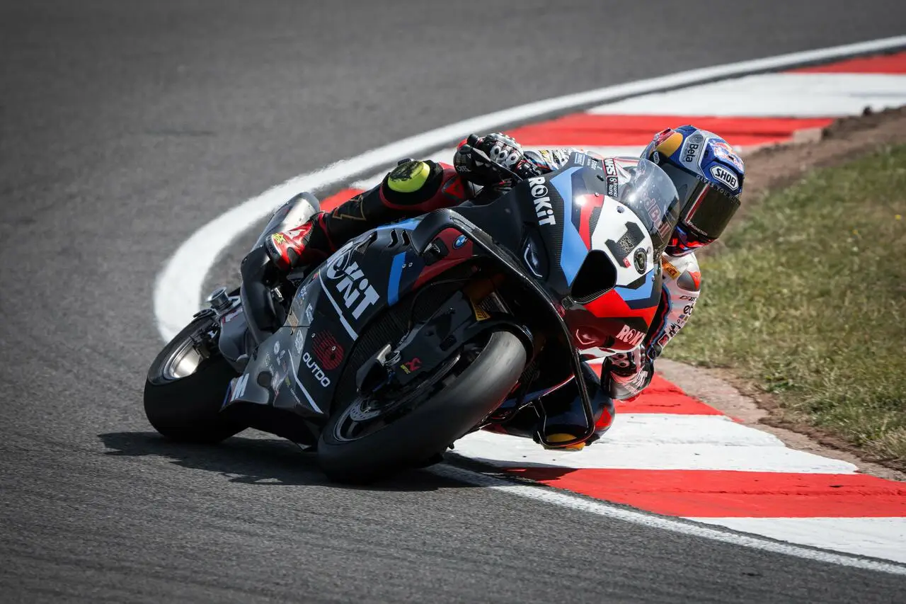 Toprak Razgatlıoğlu vince Gara 1 a Donington Park