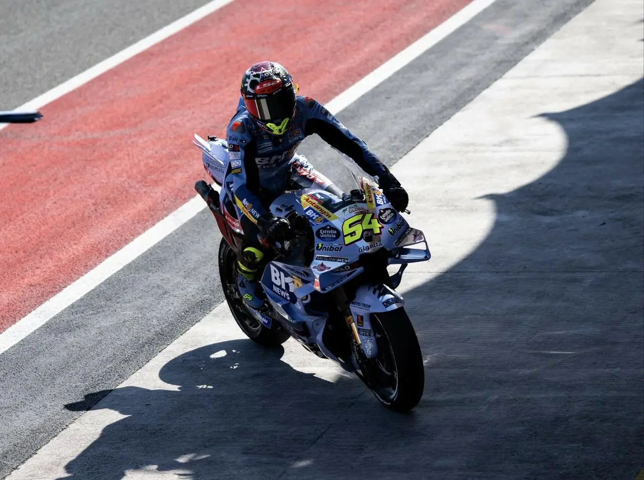 Il pilota spagnolo conquista la sua prima gara nella classe MotoGP, con una prestazione dominante