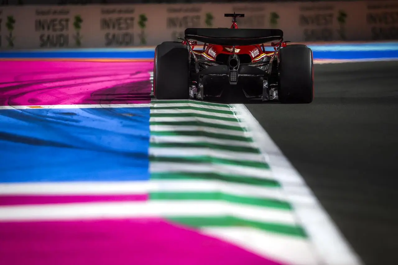 Ferrari in azione a Jeddah: la Rossa porta a casa il secondo podio del 2024. Credits: X/@ScuderiaFerrari